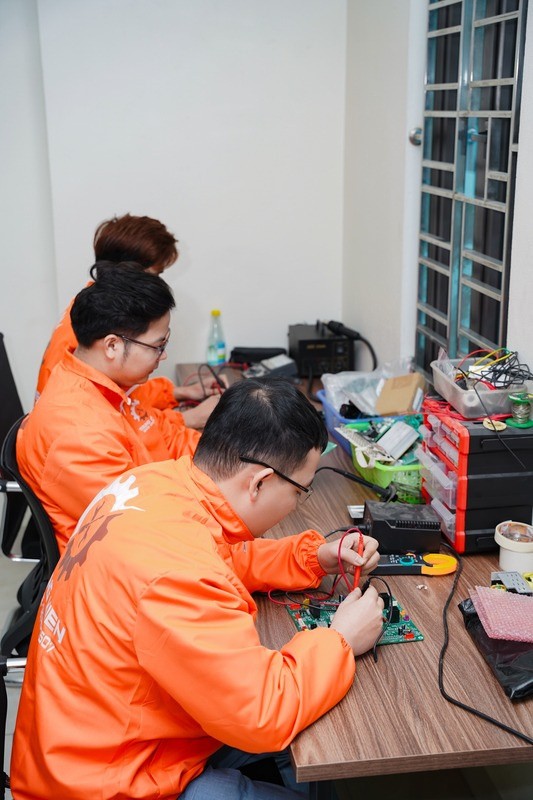 Kỹ thuật viên Trung Kiên Service kiểm tra bo mạch